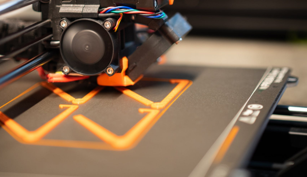 un gros plan sur la base d'une impression 3D FDM d'un objet