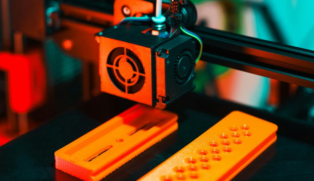 un gros plan sur un objet en cours de fabrication par une imprimante 3D. FDM