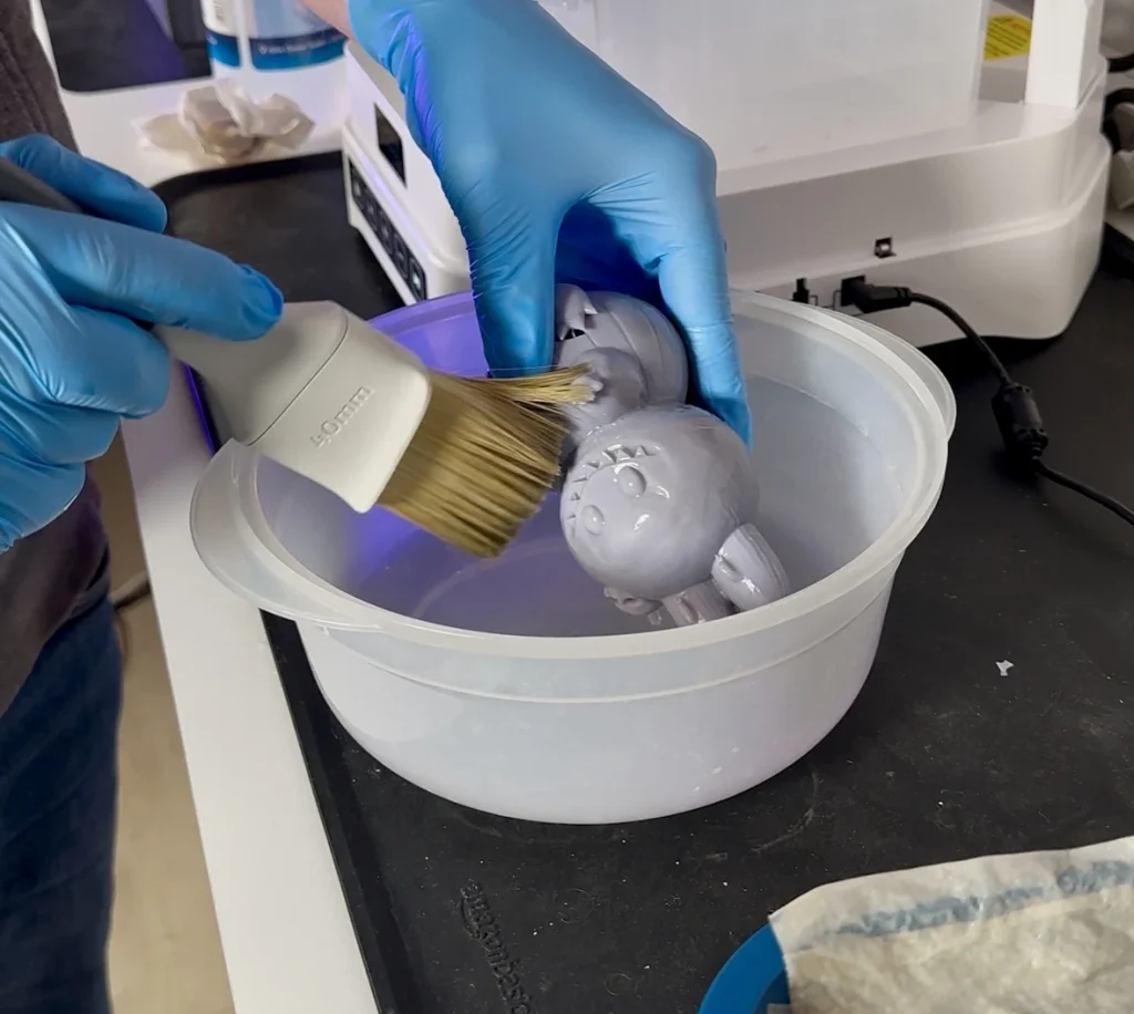 brossage de la pièce 3D résine à l'acool iso