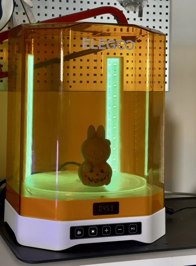 pièce 3d résine dans la chambre uv