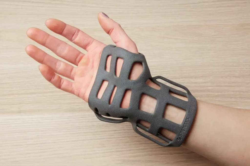 Une orthèse de poignet imprimée sur l'imprimante 3D SLS Fuse 1+ 30W